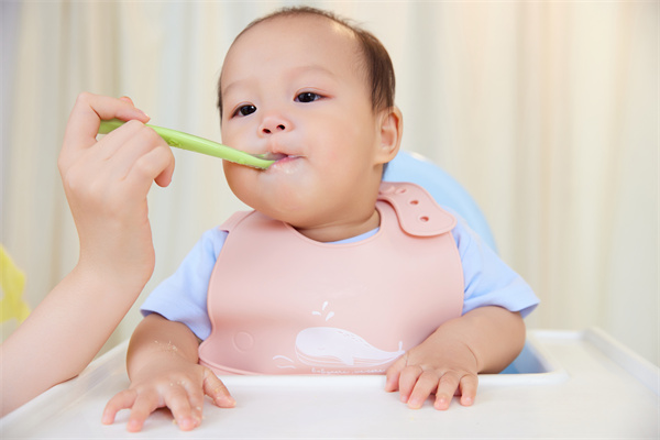 攝圖網_501776456_居家生活媽媽給寶寶喂食吃翻（企業商用）.jpg